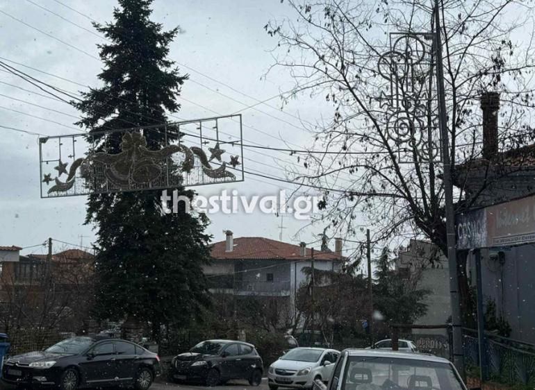 Ξεκίνησε να χιονίζει στη Θεσσαλονίκη – Δείτε βίντεο
