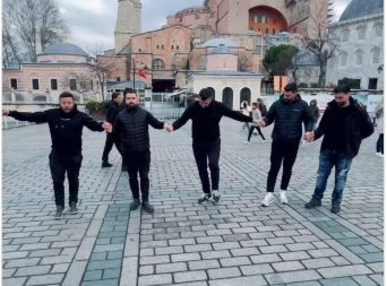 Κρητικοί χόρεψαν συρτό έξω από την Αγιά Σοφιά και έγιναν viral (VIDEO)