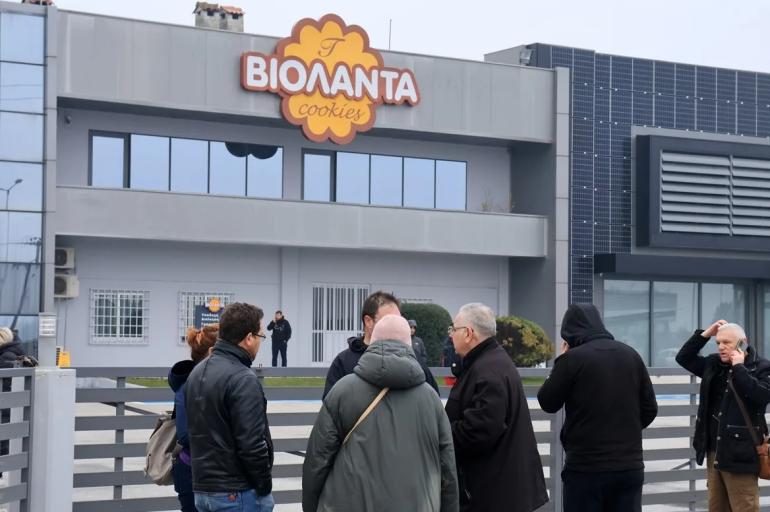 Βιολάντα: Απέλυσαν όσους κατέθεσαν για την οσμή στο εργοστάσιο – Τι καταγγέλλουν οι συγγενείς των θυμάτων