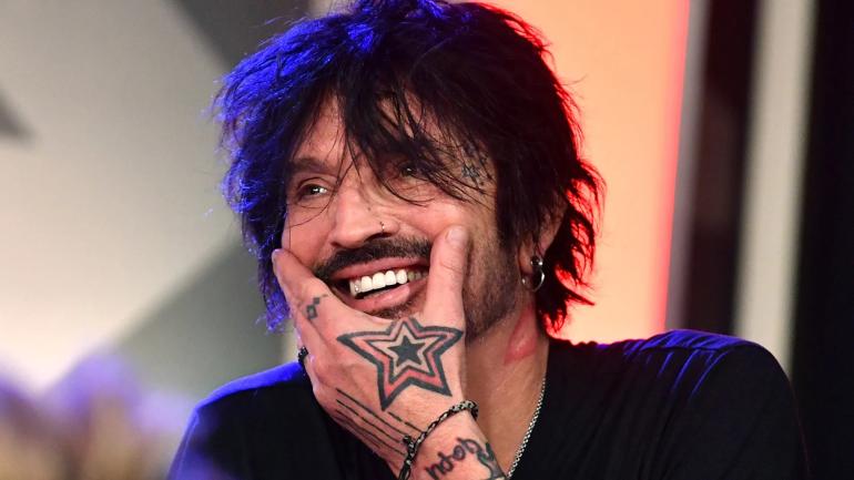 Tommy Lee: Κάνει μπάνιο μία φορά την εβδομάδα γιατί γεννήθηκε στην Ελλάδα! (video)