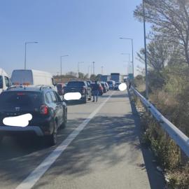 Όχημα διακινητών κινείται στο αντίθετο ρεύμα – Μποτιλιάρισμα στην Εγνατία Οδό (φωτο)