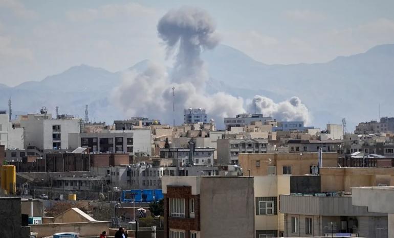 Μέση Ανατολή: Συνεχίζονται οι ισραηλινοί βομβαρδισμοί στην Τεχεράνη – “Θέλω άνευ όρων παράδοση του Ιράν” λέει ο Τραμπ