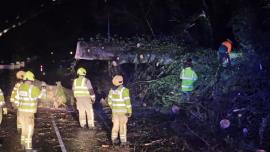 Δύο νεκροί και χιλιάδες σπίτια χωρίς ρεύμα στη Βρετανία καθώς οι άνεμοι φτάνουν τα 150 χλμ/ώρα - Δείτε βίντεο
