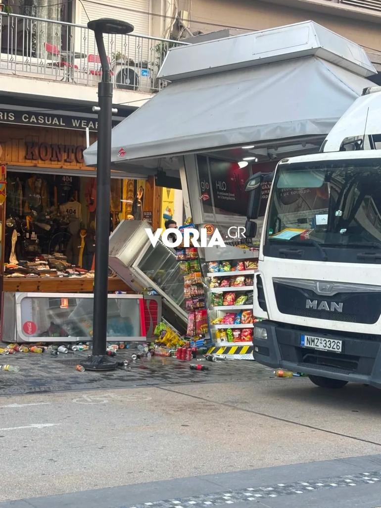 Θεσσαλονίκη: Φορτηγό έπεσε πάνω σε περίπτερο στον πεζόδρομο της Αγίας Σοφίας