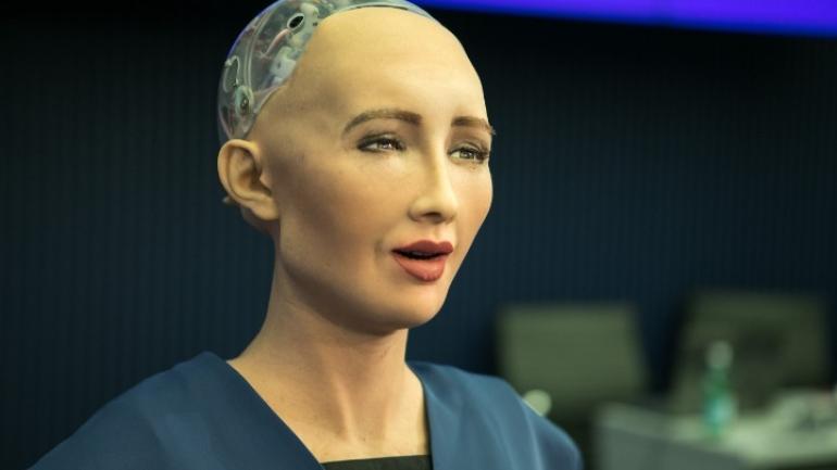 Συζήτηση του Περιφερειάρχη Κεντρικής Μακεδονίας Απόστολου Τζιτζικώστα με τη Sophia the Robot