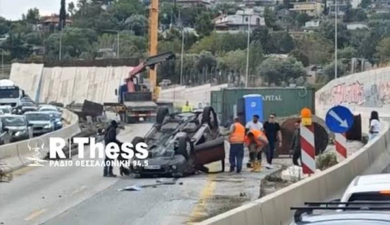 Θεσσαλονίκη: ΙΧ εξετράπη στον Περιφερειακό και κατέληξε τουμπαρισμένο σε εργοτάξιο για το Flyover