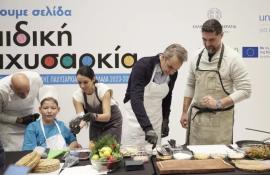 Ο Μητσοτάκης έβαλε ποδιά και μαγείρεψε με τον σεφ Πάνο Ιωαννίδη και έριξε σουτάκια με τον Παπαλουκά