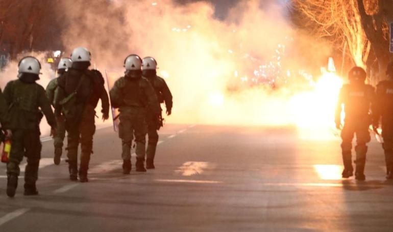 Θεσσαλονίκη: Τρύπα από μολότοφ στη στολή αστυνομικού που τραυματίστηκε στα επεισόδια του ΑΠΘ (ΦΩΤΟ)