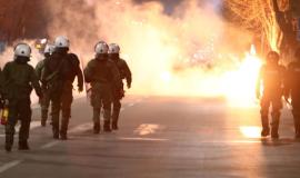 Θεσσαλονίκη: Τρύπα από μολότοφ στη στολή αστυνομικού που τραυματίστηκε στα επεισόδια του ΑΠΘ (ΦΩΤΟ)