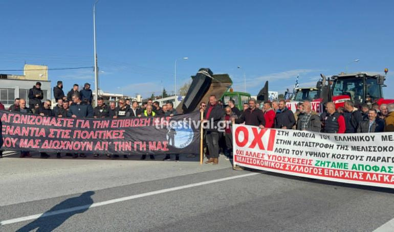 ΒΙΝΤΕΟ-Θεσσαλονίκη: Αγρότες έκλεισαν την Εγνατία οδό και στα δύο ρεύματα στο Δερβένι