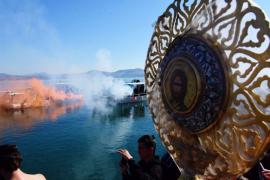 Θεοφάνεια: Τα ξεχωριστά έθιμα του Αγιασμού των Υδάτων σε όλη την Ελλάδα