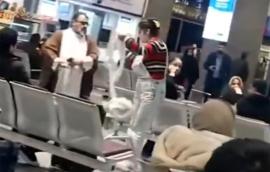 ΒΙΝΤΕΟ-Η στιγμή που γυναίκα χωρίς χιτζάμπ αρπάζει το τουρμπάνι από κληρικό και το βάζει στο κεφάλι της