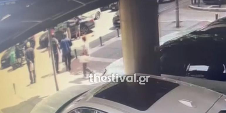 Θεσσαλονίκη: Για ένα... κόκκινο φανάρι ξυλοκόπησαν τον 36χρονο  μπροστά στο παιδί του