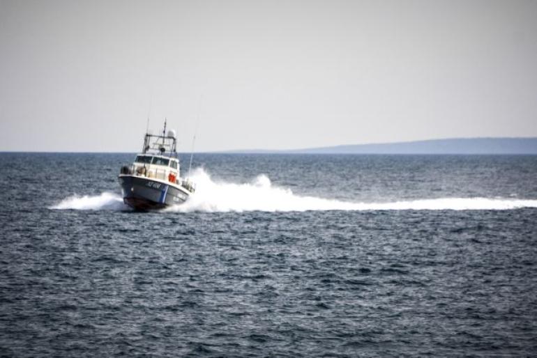 Κρατούμενος Τούρκος διακινητής έπεσε στη θάλασσα μεταξύ Χίου και Μυτιλήνης κατά τη μεταγωγή του