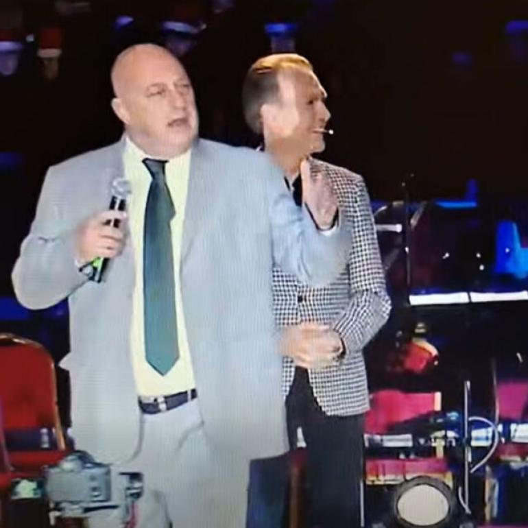 ΒΙΝΤΕΟ-Τα «γαλλικά» του Μπέου στον Πολύζο στο άναμμα του δέντρου στον Βόλο: «Πάντα κάνει κάποια μ@@@@@@»