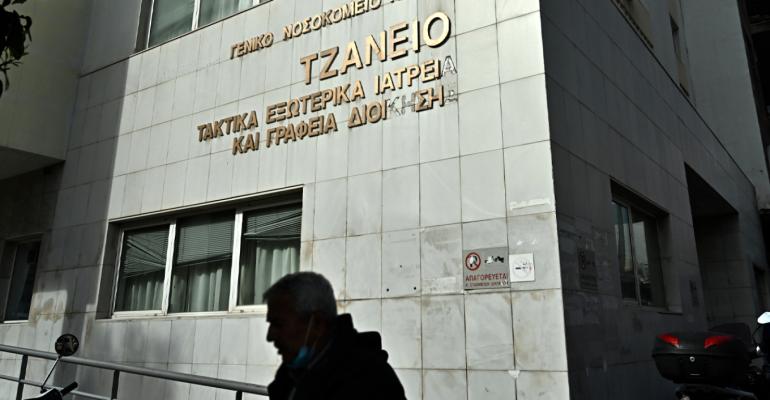 Διασωληνωμένη η 62χρονη μετά τη λάθος μετάγγιση στο Τζάνειο - Πώς έκανε το τραγικό σφάλμα ο νοσηλευτής