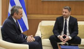 Ο Μητσοτάκης ενημερώνει τον Ανδρουλάκη για τις εξελίξεις στη Μέση Ανατολή