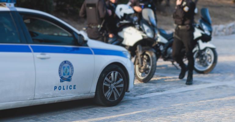 Τρόμος για ζευγάρι στη Θεσσαλονίκη: Γείτονας έσκισε τα λάστιχα του αυτοκινήτου τους και τους χτυπούσε την εξώπορτά