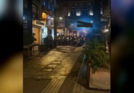 Θεσσαλονίκη: Καταστηματάρχης τοποθέτησε τα τραπέζια του πάνω σε σιντριβάνι