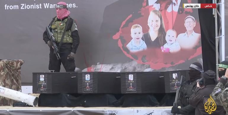 Ισραήλ: Η Χαμάς παρέδωσε σε φέρετρα μητέρα με τα δυο μωρά παιδιά της