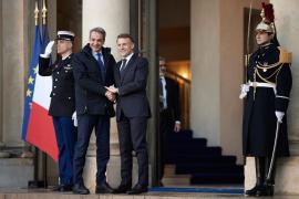 Έκτακτη συνάντηση Μητσοτάκη με Μακρόν τη Δευτέρα στην Κύπρο
