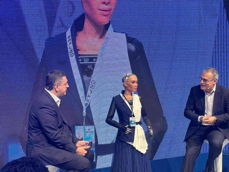 Η Sophia το ρομπότ απαντά για το Μετρό - Τι δουλειά θα έκανε αν ζούσε στη Θεσσαλονίκη