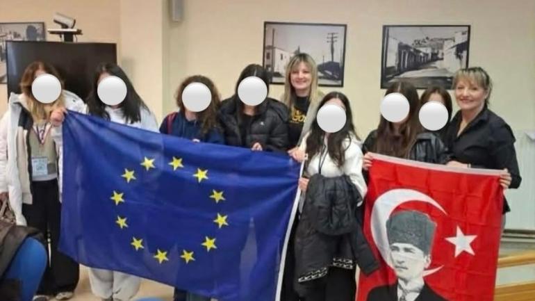 Ελασσόνα: Αντιδήμαρχος φωτογραφήθηκε με σημαία του Κεμάλ Ατατούρκ