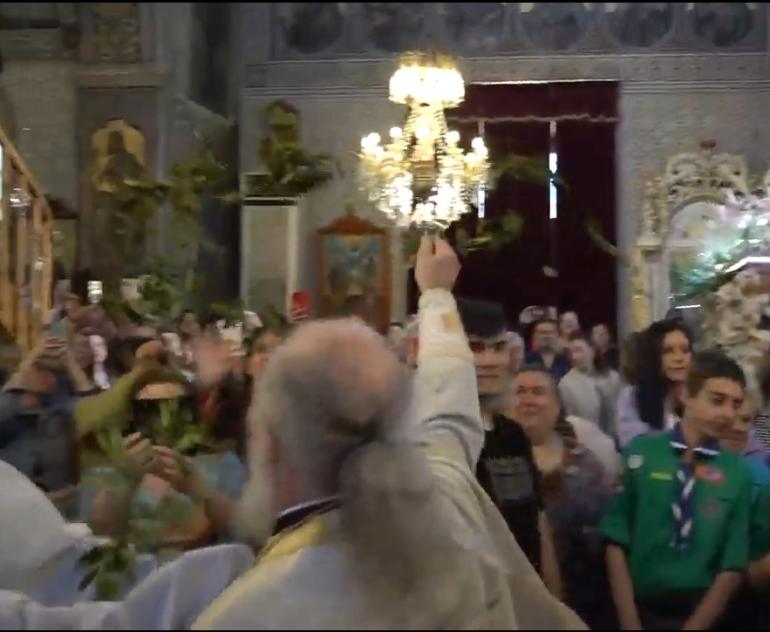 Χίος – Πρώτη Ανάσταση: Έκλεψε την παράσταση ο «ιπτάμενος» ιερέας (VIDEO)