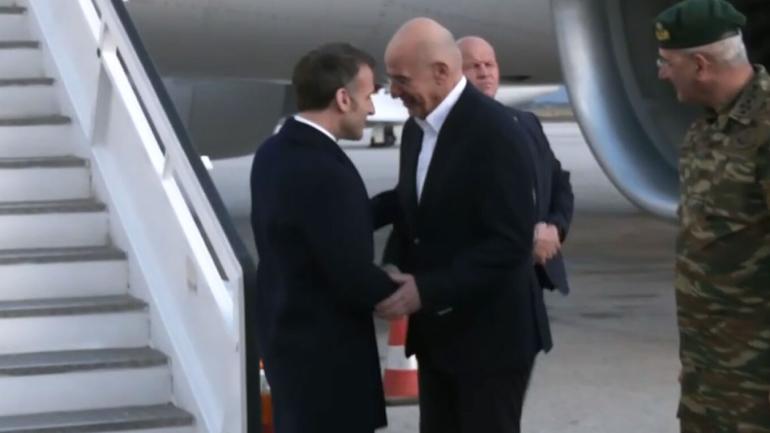 Στη Σούδα ο Μακρόν, τον υποδέχθηκε ο Δένδιας