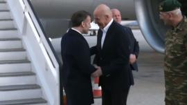 Στη Σούδα ο Μακρόν, τον υποδέχθηκε ο Δένδιας