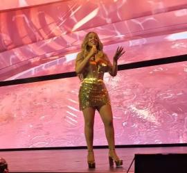 Mariah Carey: Εμφανίστηκε σε συναυλία της να περπατά με δυσκολία – Η ανησυχία των θαυμαστών της (video)