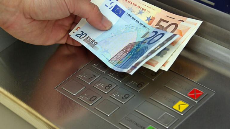 Γυναίκα στη Λάρισα βρήκε… μαγκωμένα χρήματα σε ΑΤΜ στο κέντρο της Λάρισας -Πώς αντέδρασε
