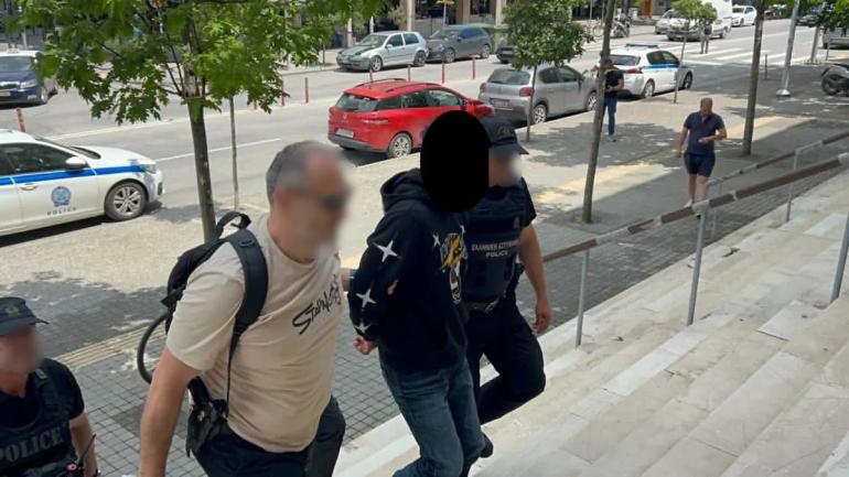 Θεσσαλονίκη: Κακουργηματική δίωξη στον 30χρονο που σκότωσε τον πατέρα του στο Τριάδι