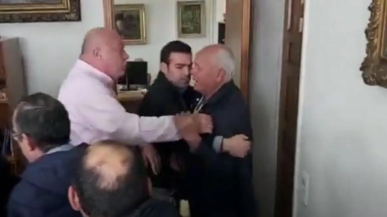 ΒΙΝΤΕΟ-Ο Αχιλλέας Μπέος έβγαλε σηκωτό δημοτικό σύμβουλο από συνέντευξη Τύπου – «Πέρασε έξω τώρα!»