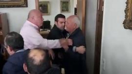 ΒΙΝΤΕΟ-Ο Αχιλλέας Μπέος έβγαλε σηκωτό δημοτικό σύμβουλο από συνέντευξη Τύπου – «Πέρασε έξω τώρα!»