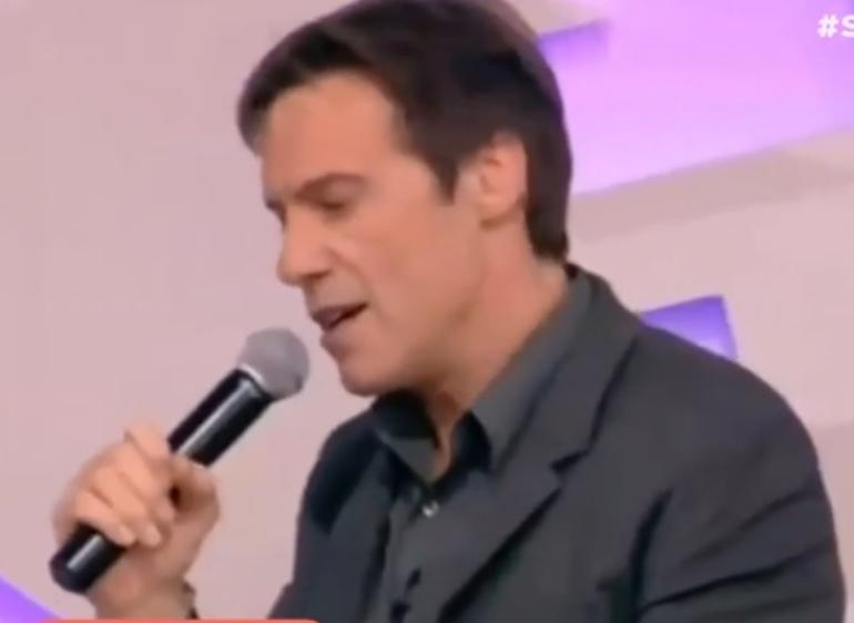 Στράτος Τζώρτζογλου: Ερμηνεύει ξανά το «Last Christmas» μετά από 10 χρόνια