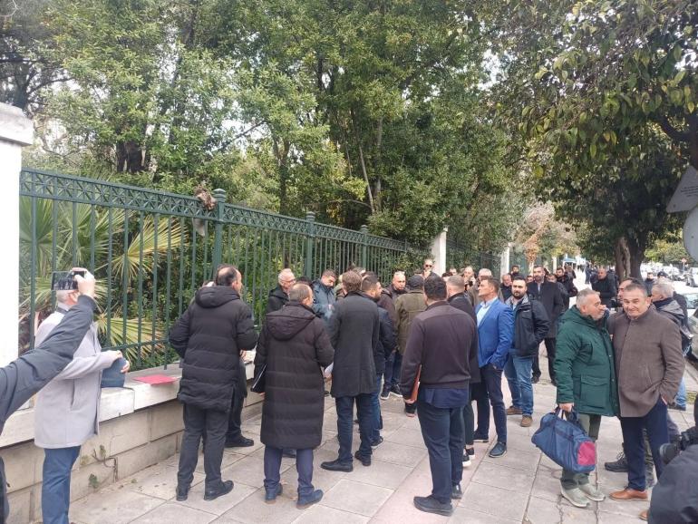 Έφτασαν οι αγρότες στο Μαξίμου - Και ο Ανεστίδης συνοδεύει τα 25 μέλη της επιτροπής