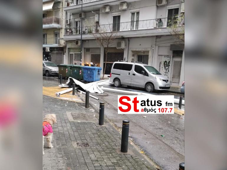 Θεσσαλονίκη: Τέντα έπεσε από μπαλκόνι πολυκατοικίας – Δεκάδες κλήσεις για πτώσεις δέντρων (ΦΩΤΟ)
