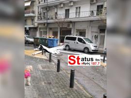 Θεσσαλονίκη: Τέντα έπεσε από μπαλκόνι πολυκατοικίας – Δεκάδες κλήσεις για πτώσεις δέντρων (ΦΩΤΟ)