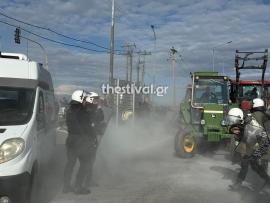 Πλατύκαμπος: Αγρότες επιτέθηκαν σε περιπολικό που τους έκλεισε τον δρόμο – Του έσπασαν το παρμπρίζ (ΦΩΤΟ-VIDEO)