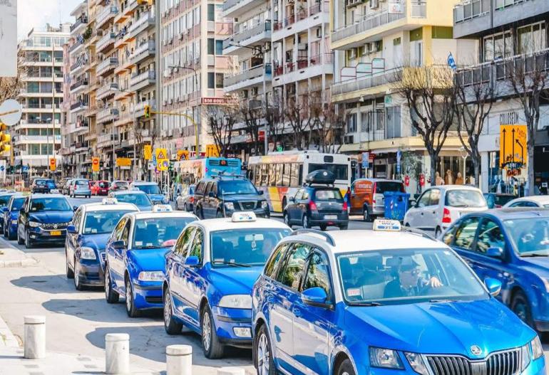 Πρόεδρος ταξί σε Κυρανάκη: Θα τα κάνουμε «γυαλιά καρφιά» αν δεν μας αφήσετε να κινούμαστε στις λεωφορειολωρίδες