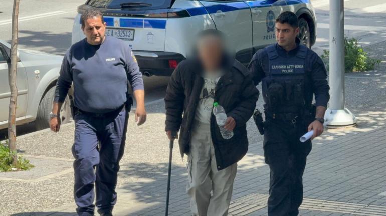 Στα δικαστήρια Θεσσαλονίκης ο 67χρονος που εισέβαλε με σφυρί σε τράπεζα: «Δεν μπήκε όλη η σύνταξη»