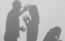 Συνελήφθη γυναίκα που χτυπούσε τον άνδρα της