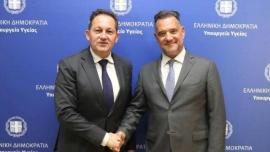 Άδωνις Γεωργιάδης: Υποβλήθηκε σε μεταμόσχευση μαλλιών – Η ανανεωμένη εμφάνισή του