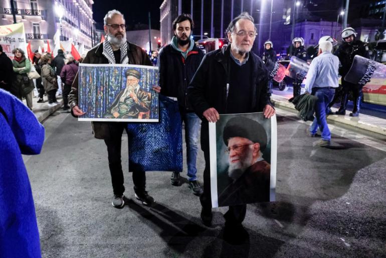 Ο φωτορεπόρτερ που απαθανάτισε τον Λαφαζάνη με το πορτρέτο του Χαμενεΐ ξεσπά: Δεν είναι ΑΙ, λυπηρό να πρέπει να αποδείξουμε τα αυτονόητα