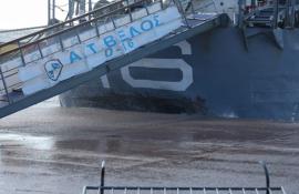 Θεσσαλονίκη: Επιχείρηση διάσωσης του λαβωμένου από τη θαλασσοταραχή «Βέλους» με δύτη και γερανό (φωτο+video)