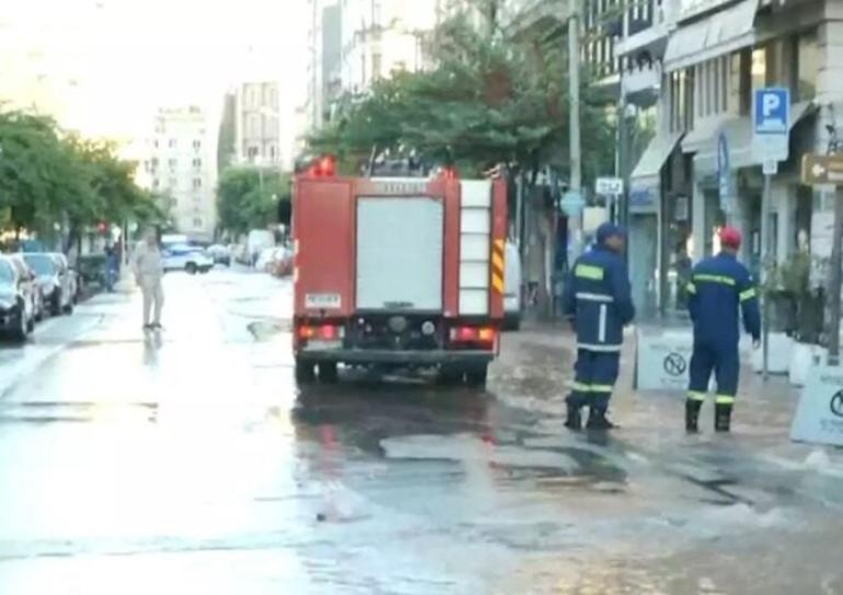 Θεσσαλονίκη: Έσπασε αγωγός αποχέτευσης στο κέντρο – Κλειστός δρόμος