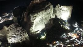 Μοναδικά φωτισμένα Μετέωρα - Ατμόσφαιρα βαθιάς κατάνυξης και μυσταγωγίας