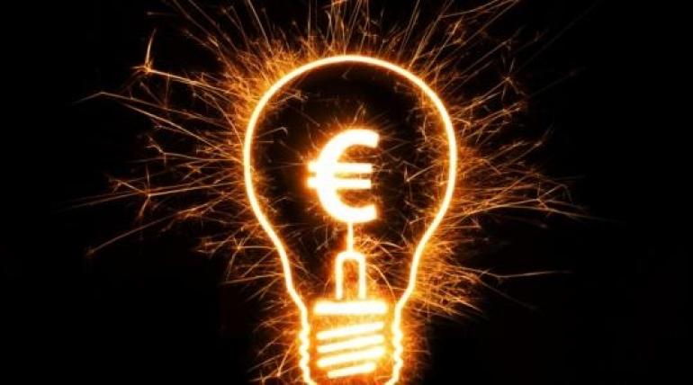 Συγκράτηση τιμών τον Μάιο με οδηγό τη ΔΕΗ, επιδοτήσεις και πλαφόν στα υγρά καύσιμα
