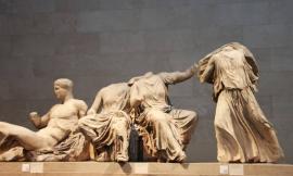 Μενδώνη: Προκλητική αδιαφορία η χρήση των Γλυπτών του Παρθενώνα ως διακοσμητικά σε δείπνο